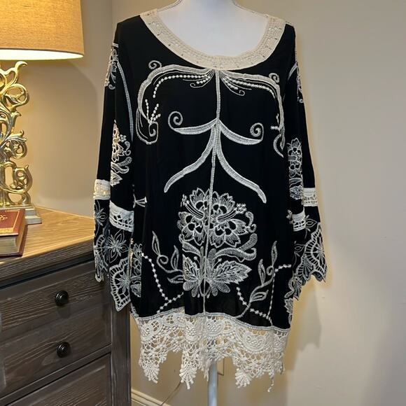 Women’s plus size, black cream, embroidered detail lace 22 24 3X Feminine‎ Top - Picture 1 of 16